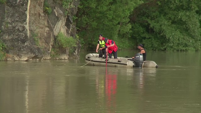 S-a aventurat in apa, dar a fost tras in jos de curenti. Un baiat de 16 ani din Neamt a murit sub privirile prietenilor sai