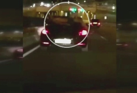 Turist, pe jumatate gol, dornic de senzatii tari: a stat pe portbagajul unei decapotabile care mergea cu 100 de km pe ora