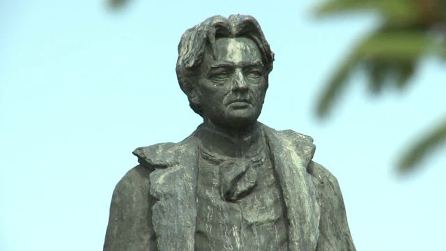 Un hot din Buzau fura constant bagheta de dirijor de la o statuie a lui George Enescu. "Cred ca este cineva maniac"