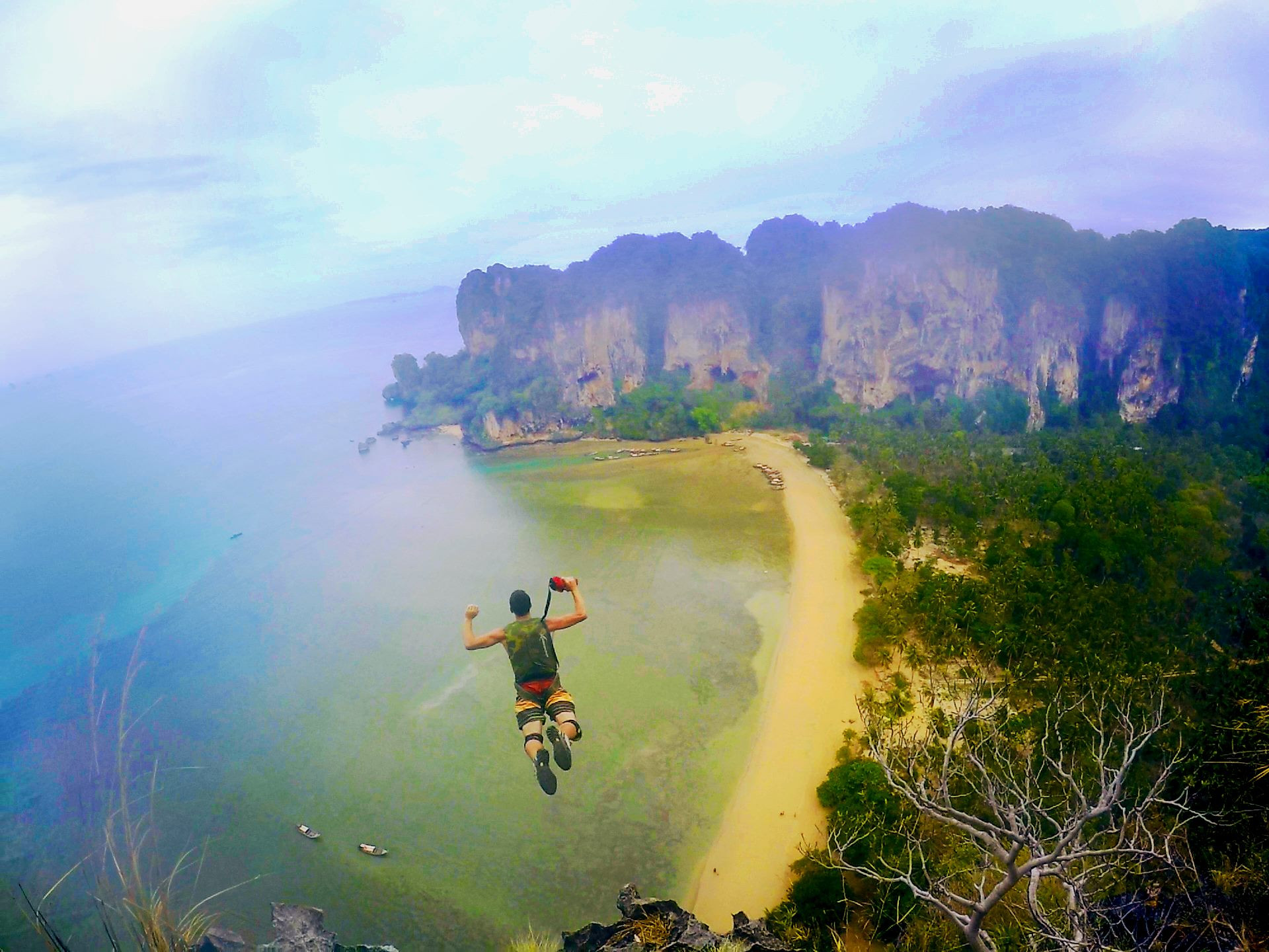 Saritura extrema cu parasuta. Si-a atasat carligele de piele si a sarit de la 115 metri. Ce s-a intamplat la aterizare VIDEO