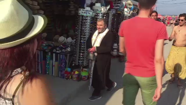 "Parinte, da-i pe fata, sa il trezesti, ca e beat". Preot filmat la Vama Veche stropind cu aghiazma tarabe cu saorma