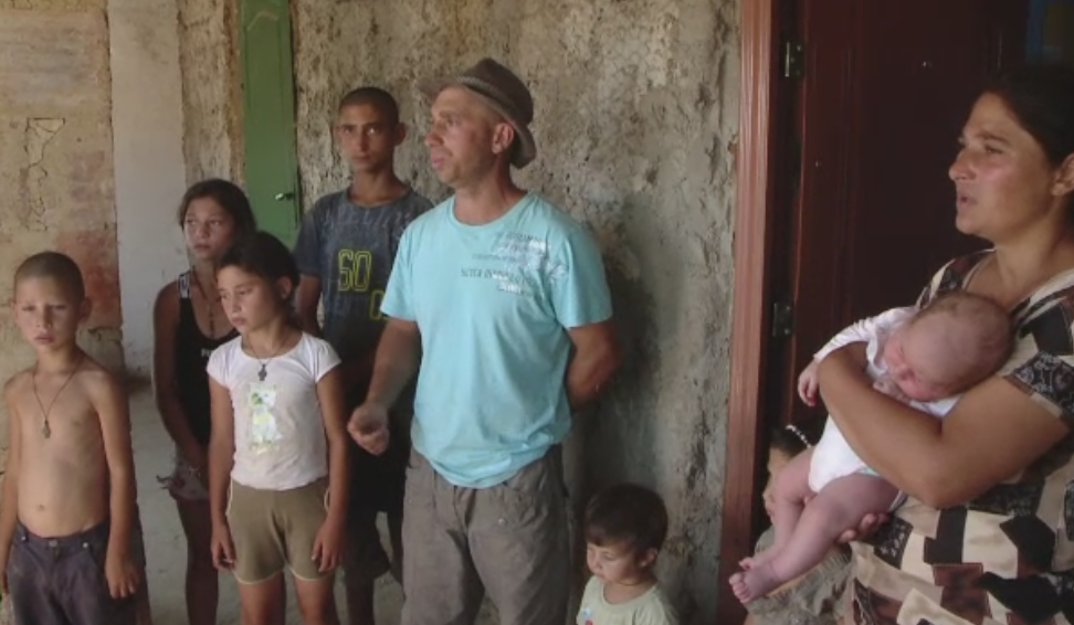 Traiesc in saracie lucie, intr-o casa fara curent electric, dar sunt o familie unita. Noua copii din Iasi au nevoie de ajutor