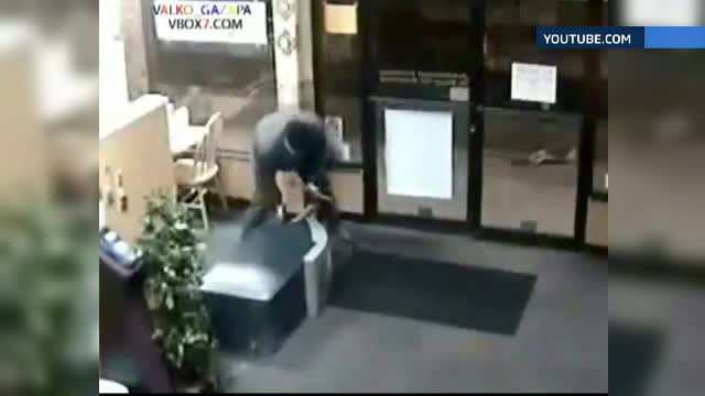 Patru indivizi au furat un bancomat cu totul in 60 de secunde, in Capitala. Cati bani vor gasi cand il vor deschide