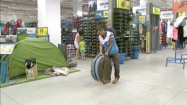 Romanii plecati in vacanta renunta la hotel in favoarea cortului. Cati bani cheltuieste o familie pentru o saptamana la munte