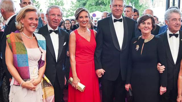 Doua tinute purtate de Carmen Iohannis, scoase la vanzare pentru un scop nobil. Care este pretul cerut de designerul din Iasi