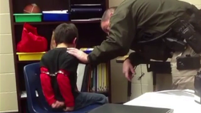 Copil de 8 ani INCATUSAT de un politist pentru ca nu a stat linistit la ore. Ce au descoperit parintii dupa ce l-au reclamat