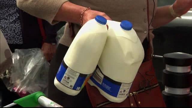 Fermierii britanici golesc rafturile cu lapte din supermarketuri, apoi lasa carucioarele pline in magazine. De ce fac asta