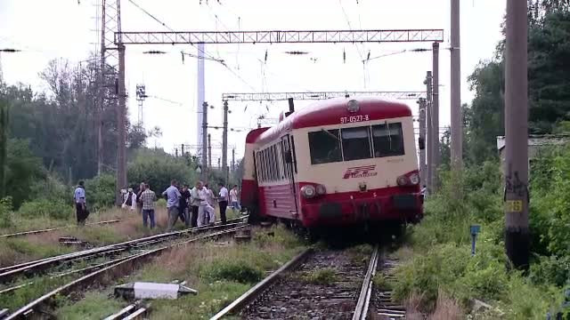 Un tren de persoane a deraiat in Gara Brasov. Doua linii ferate din zona au fost blocate