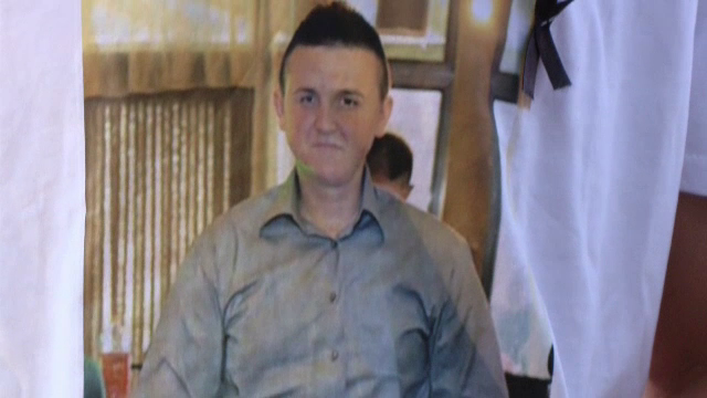 Cei doi tineri striviti de masina, in timpul unei curse ilegale, au fost inmormantati. Gestul emotionat facut de prieteni