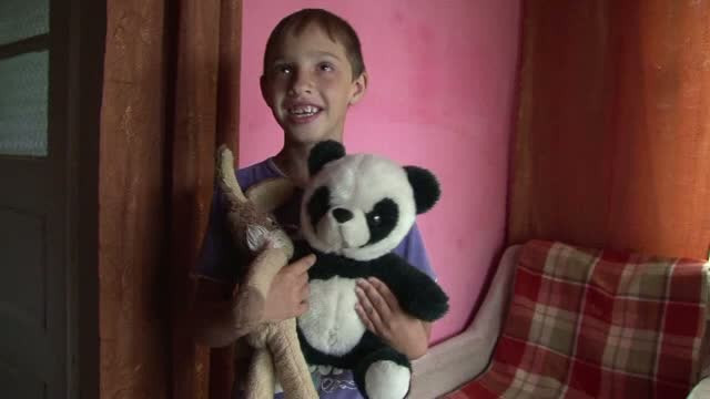 Sunt premianti, insa traiesc unele zile doar cu cartofi si coji de paine. Cum ii puteti ajuta pe Daniel si Marius