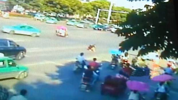 O femeie a scapat un teanc de bani pe strada si a fost uimita sa vada cum reactioneaza trecatorii. VIDEO