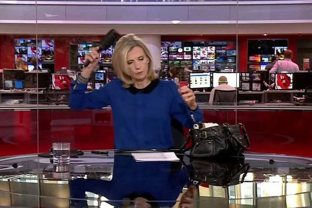 Reactia memorabila a unei prezentatoare BBC in momentul in care e surprinsa in direct in timp ce-si pieptana parul