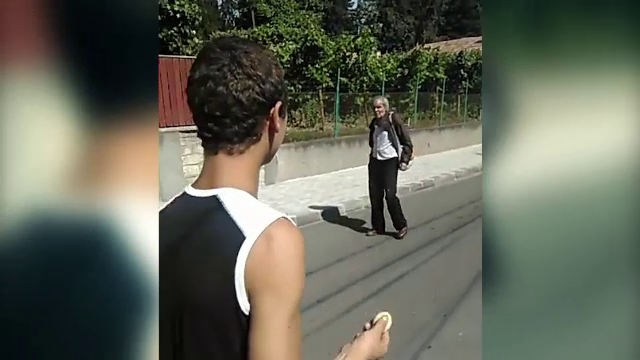 Trei tineri din Dej, pedepsiti dupa ce au umilit un om al strazii si au publicat imaginile pe Facebook. Cine este victima