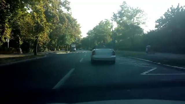 Imagini revoltatoare surprinse in Galati. Cum si-a lasat un parinte iresponsabil fetita de 4 ani, intr-o masina decapotabila