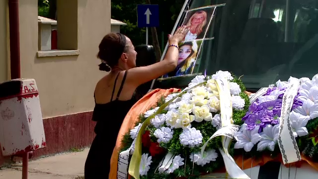 Prietenele care au murit in cel mai grav accident de pe litoral, ingropate una langa alta. Scene dramatice la inmormantare