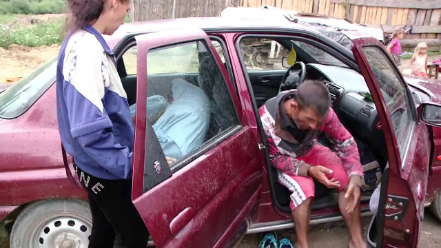 Primaria din Rasnov le-a demolat adapostul improvizat. Disperati, oamenii, printre care si doi copii, dorm intr-o masina