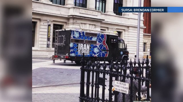 Un roman a declansat o alerta de securitate pe strazile Londrei dupa ce si-a parcat rulota. Ce mesaj era scris pe masina sa