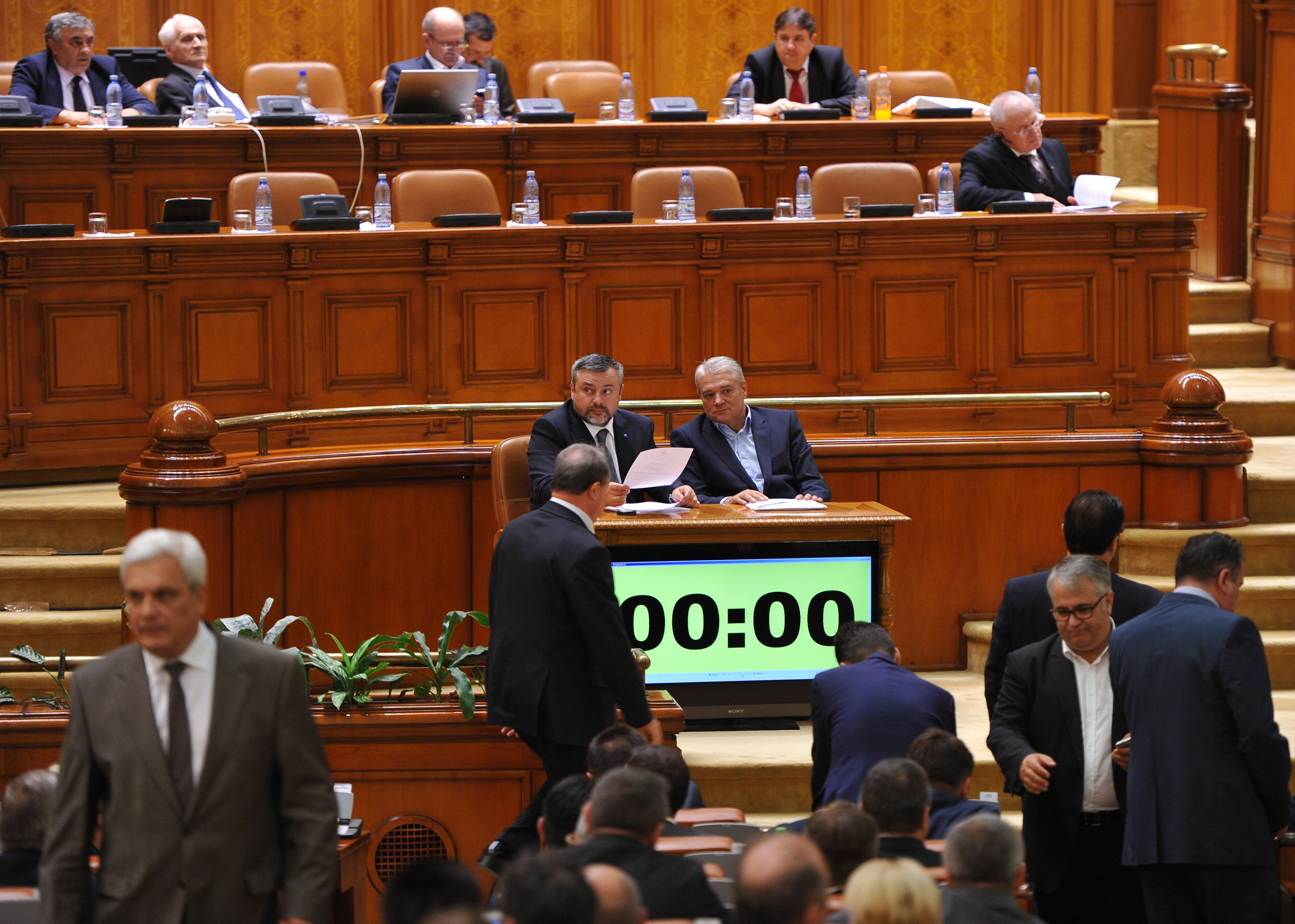 Cat ne costa adoptarea unei legi intr-un Parlament in care un ales munceste in 6 luni cat un om obisnuit in 39 de zile