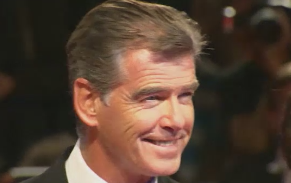 Actorul Pierce Brosnan, prins pe un aeroport cu un cutit cu lama de 25 de centimetri, in bagaj. Ce au facut politistii