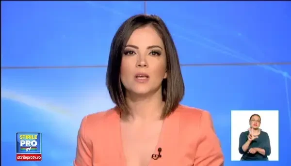 O femeie din Buzau a strans 40 de caini intr-o curte de cativa metri patrati. Vecinii se plang ca sunt invadati de purici