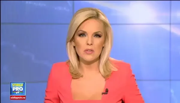 O femeie din Buzau a strans 40 de caini intr-o curte de cativa metri patrati. Vecinii se plang ca sunt invadati de purici