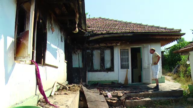 Clipe de groaza pentru o familie din Husi. Baiatul, surdo-mut, a dat foc la casa, iar tatal s-a salvat in ultima clipa