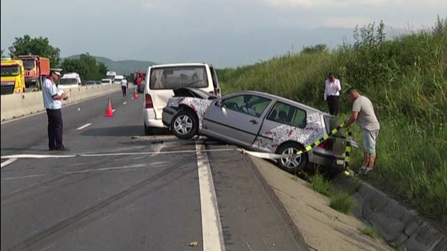 Microbuzul unor pelerini care au vizitat mormantul lui Arsenie Boca, implicat intr-un accident. 4 persoane au ajuns la spital