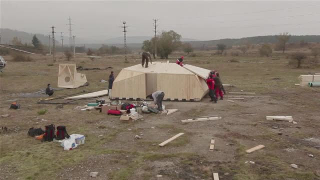 50 de oameni au carat in spate componentele unui nou refugiu montan in Piatra Craiului. Totul este la o altitudine de 1700 m
