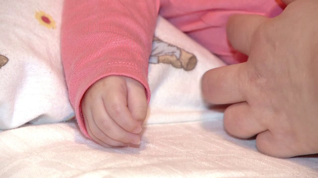 Caz tulburator in Caras Severin. Un bebelus a ajuns la spital cu piciorul rupt si muscaturi de om, pe corp