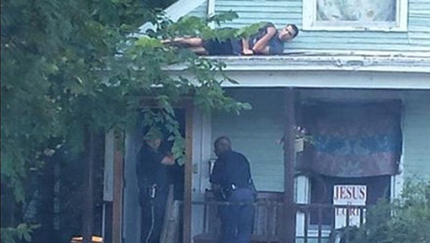Fotografia s-a viralizat. Un suspect, cautat de politie prin casa timp de 10 minute, statea ascuns pe acoperis