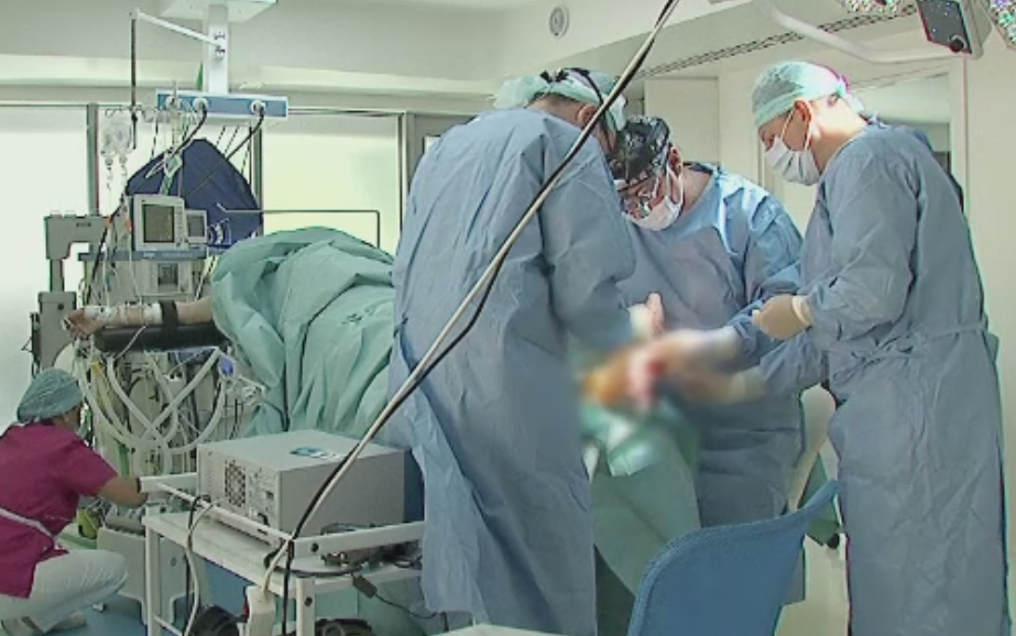 Medicii romani i-au transplantat unui pacient un deget de la picior la mana. Interventia rara asteptata timp de 3 ani