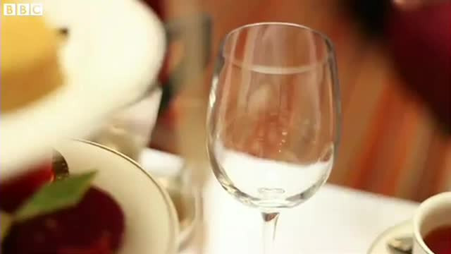 Un hotel de lux din Belfast vinde apa din ghetari sau roua de pe frunze de artar. Cat costa cea mai scumpa "specialitate"