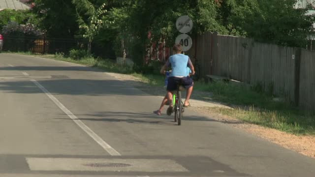 Aruncat de mama la poarta tatalui adoptiv, copilul de 12 ani a fost la un pas de moarte, dupa ce barbatul l-a impins in rau