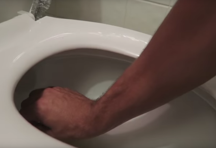 Este primul barbat din istorie care a facut asa ceva. De ce a furat Sam urina sotiei sale, iar apoi a sarbatorit chiar cu ea