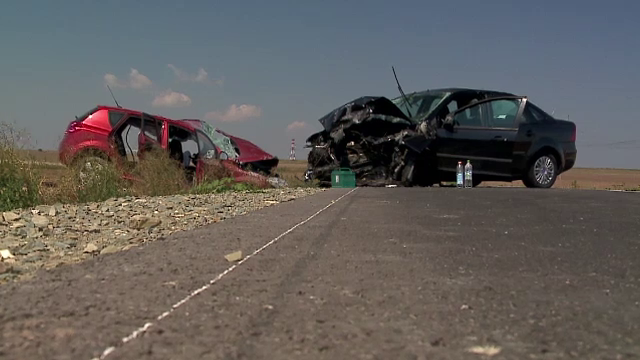 O femeie a murit si trei persoane sunt ranite, dupa ce doua masini s-au lovit, in drum spre mare. Cum s-a produs accidentul