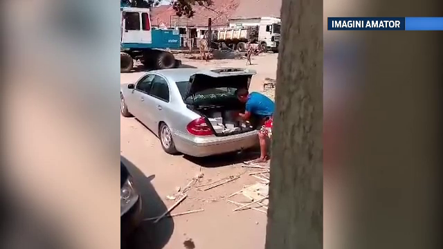 Furt filmat cu telefonul mobil. Ce incarca in portbajat doi barbati din Arad, in plina zi, chiar in centrul orasului