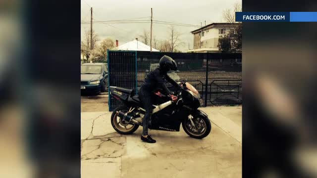 Un baiat de 22 de ani, in stare critica dupa ce a intrat cu 110km/h in masina politiei. Unchiul lui acuza "un act criminal"