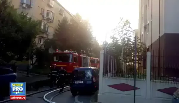 Imagini de la incendiul care a dus la evacuarea unui bloc din Capitala. A fost nevoie de interventie a 9 autospeciale