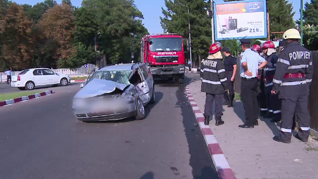 O soferita neatenta a lovit o masina de pompieri. In masina se aflau si cei doi copii ai sai, de 12 ani si 5 ani