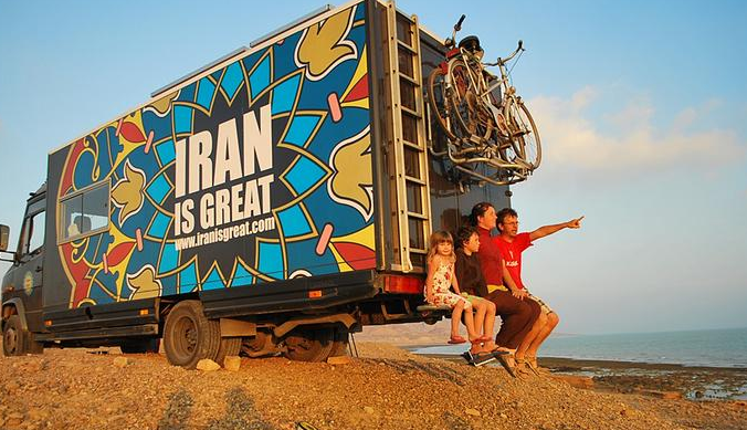 "Trebuie sa cersesc o scuza?" Cum s-a nascut mesajul de pe rulota romanului care a agitat Londra, dorind sa faca o fapta buna