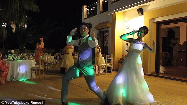 Invitatii se asteptau la un vals, dar mirii au vrut ca nunta lor sa fie speciala. Cum arata primul dans devenit viral pe net