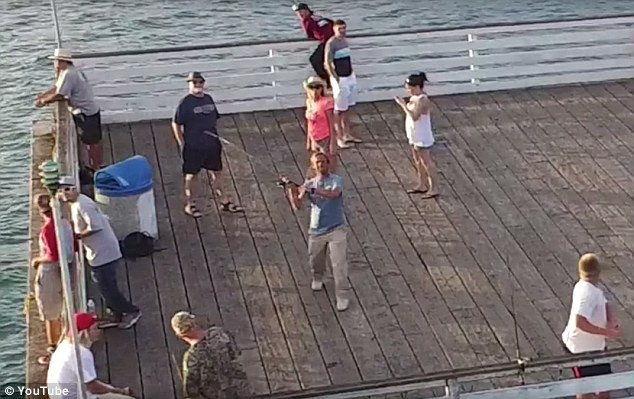 Cum a reusit un pescar sa prinda o drona cu undita. Imaginile l-au enervat foarte tare pe proprietarul aparatului. VIDEO