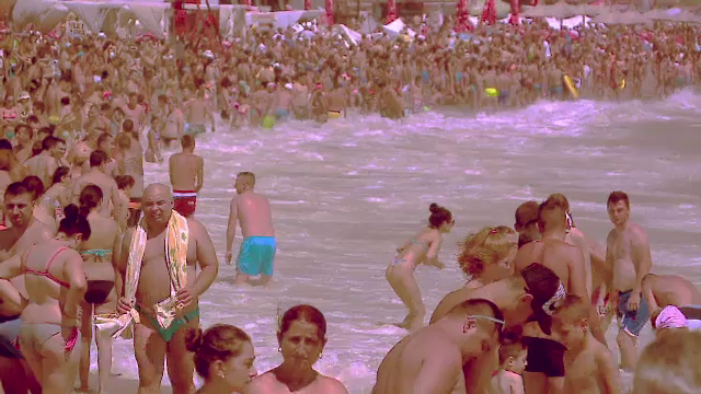 300.000 de turisti pe litoral, in cel mai aglomerat weekend din acest sezon. "N-am gasit cazare, am dormit in masina"