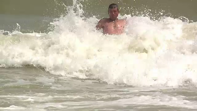 Imagini dramatice la Neptun. Tanar luat de valurile marii, salvat in ultimul moment de salvamari si turisti