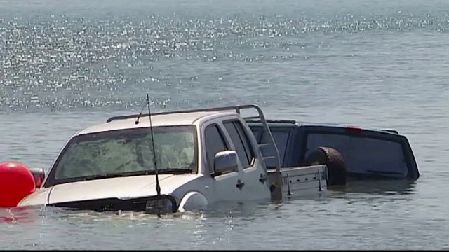 Senzatii tari pe o plaja din Australia. Cum a ajuns masina unor germani in largul marii