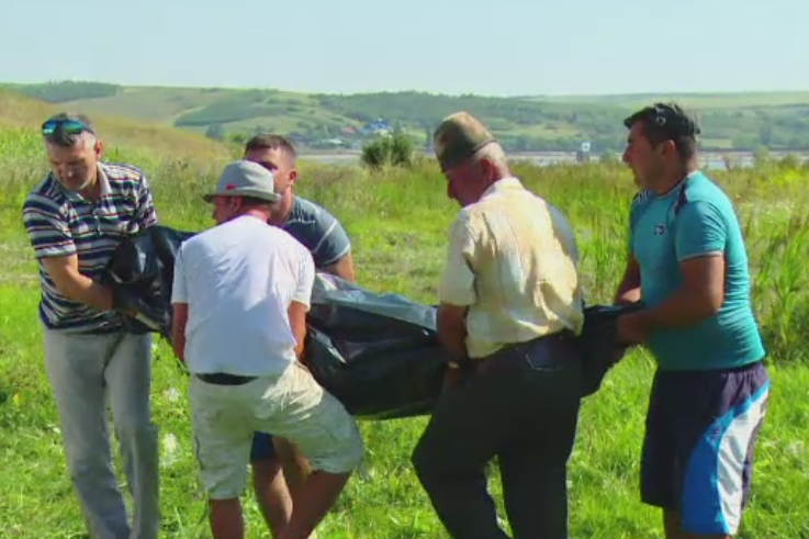 Moarte cu semne de intrebare in Vaslui. Un barbat a fost gasit decedat pe un camp, de rudele plecate in cautarea lui