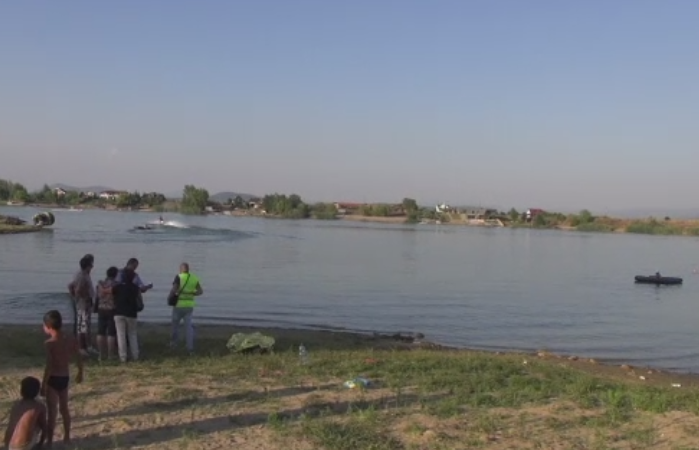 A baut cateva beri cu familia si a vrut sa se racoreasca intr-un lac, dar nu s-a mai intors. Barbatul, gasit dupa 2 ore