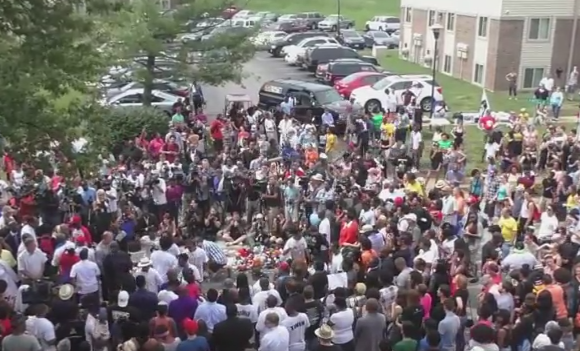 Proteste violente in Ferguson. 20 de focuri de arma si un ranit, la implinirea unui an de la moartea lui Michael Brown