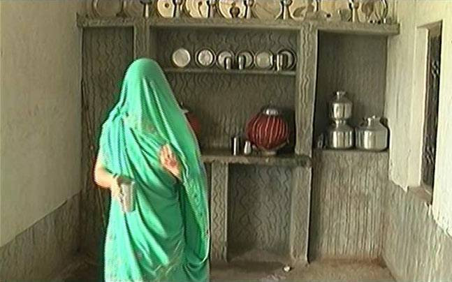 Lasata gravida de violatorul ei, o femeie din India va fi supusa unui test. Ce trebuie sa faca pentru a fi primita de sot