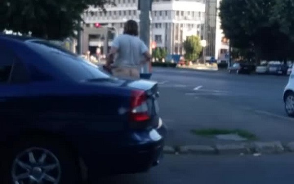 Metoda extrema de racorire pe vreme de canicula. Imagini surprinse pe o strada din Galati. VIDEO